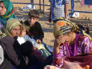 Kurdish refugees arrive in Yumurtalik, Turkey, fleeing the advances of Islamic State extremists on the north Syrian city of Kobani, on Tuesday, Sept. 30, 2014. (Roy Gutman/MCT)
